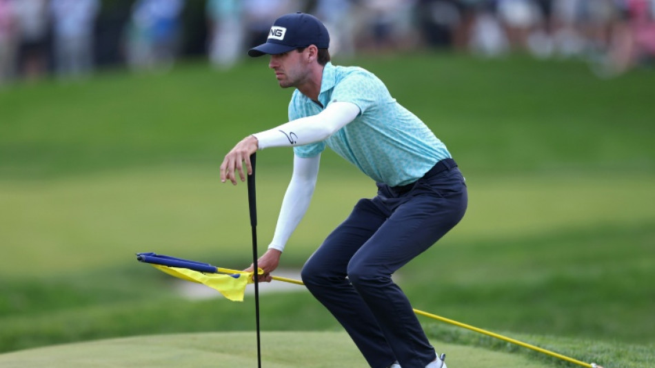  Pal in last duo could ease nerves for PGA leader Smalley 