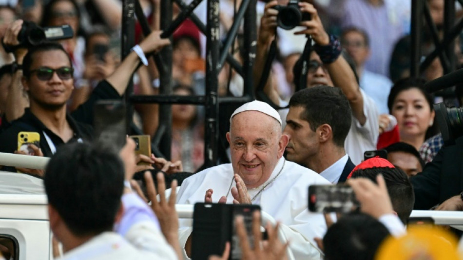 Indon&eacute;sie: le pape accueilli en rock-star pour une messe devant 80.000 fid&egrave;les