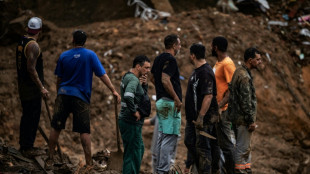Br&eacute;sil: des habitants cherchent leurs proches dans la boue de Petropolis