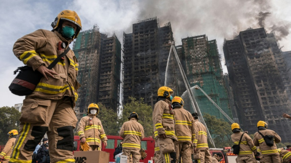  L&iacute;der de Hong Kong pede desculpas por inc&ecirc;ndio mortal quase um ano depois 