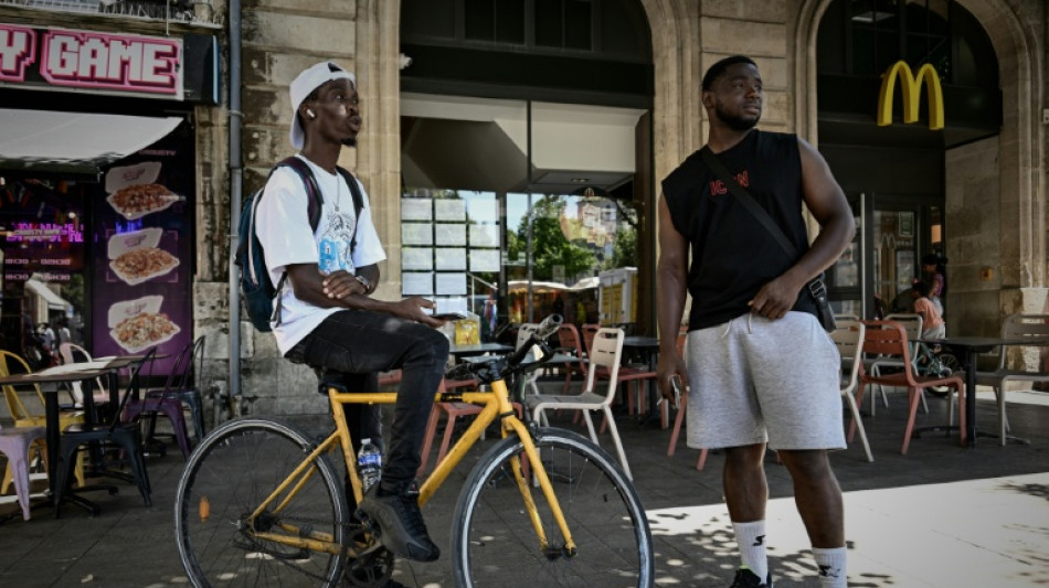  Uber Eats, Deliveroo say will give France drivers break when too hot 