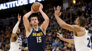 Jokic mantiene a Nuggets en la cima y Mavs jugar&aacute;n los playoffs ante Clippers