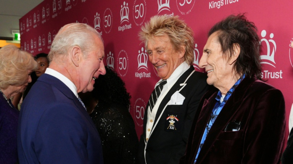  Rod Stewart cancels tour dates after heart surgery
 