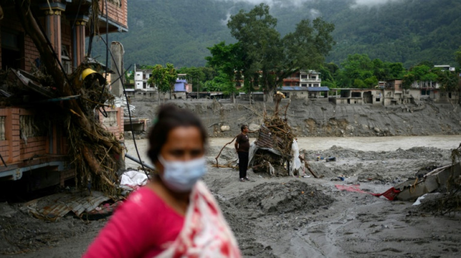  Nepal floods leave trail of destruction, aid challenge 