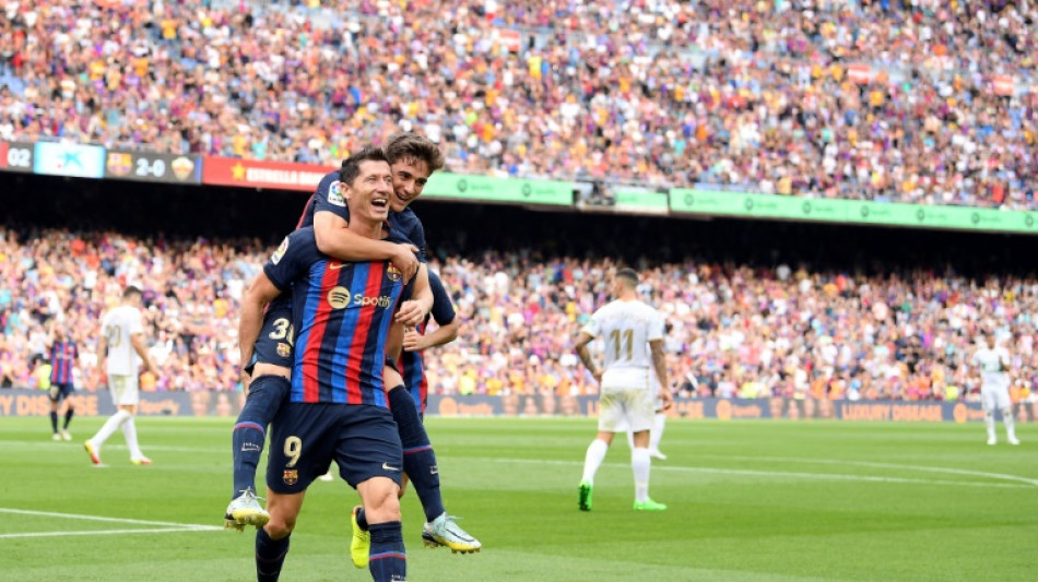El Barcelona golea 3-0 al Elche y se pone l&iacute;der liguero