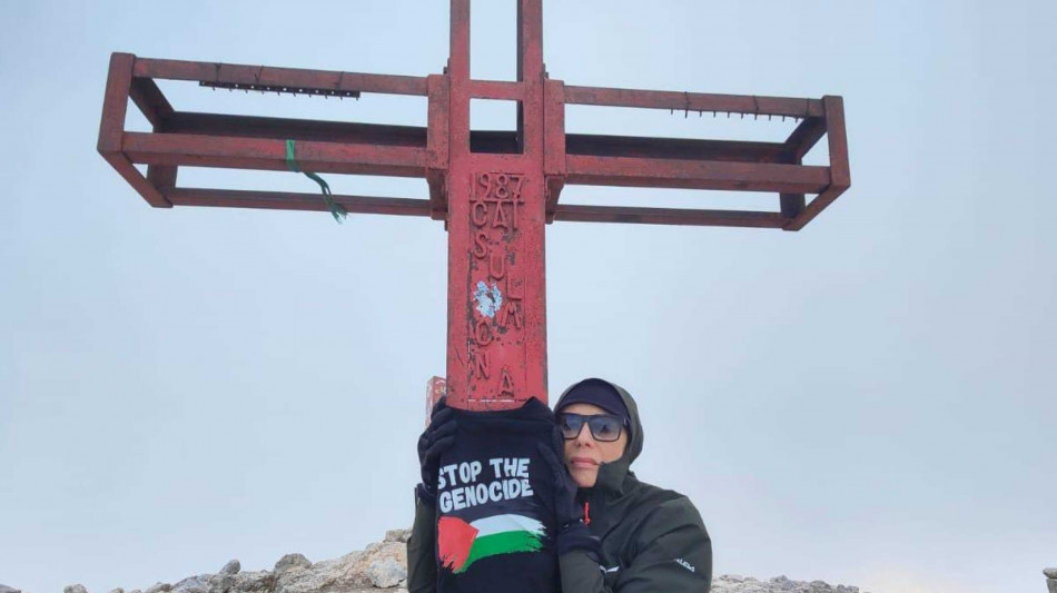 L'attrice Daniela Poggi sul Monte Amaro con la t-shirt per Gaza