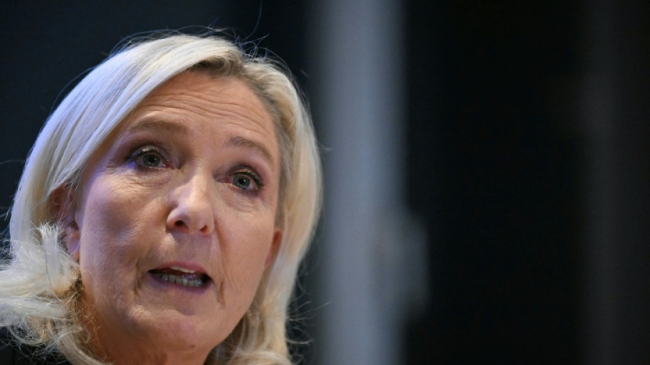  La ultraderechista Le Pen busca imponerse como la candidata del orden en Francia 