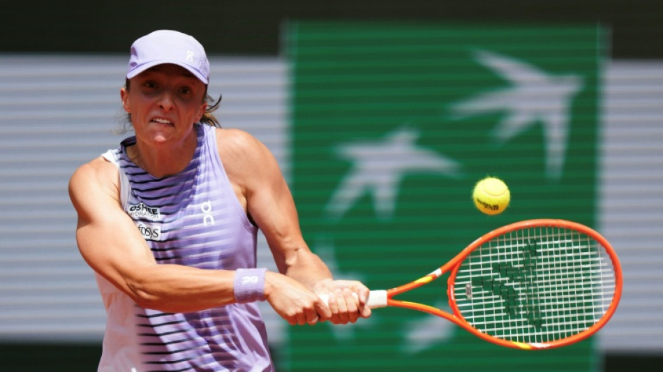  Swiatek advances at French Open as Djokovic faces Fonseca 
