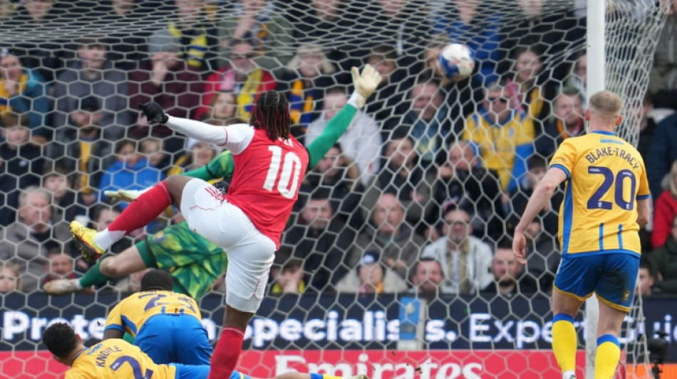  Com reservas, Arsenal sofre para eliminar time da 3&ordf; divis&atilde;o na Copa da Inglaterra 