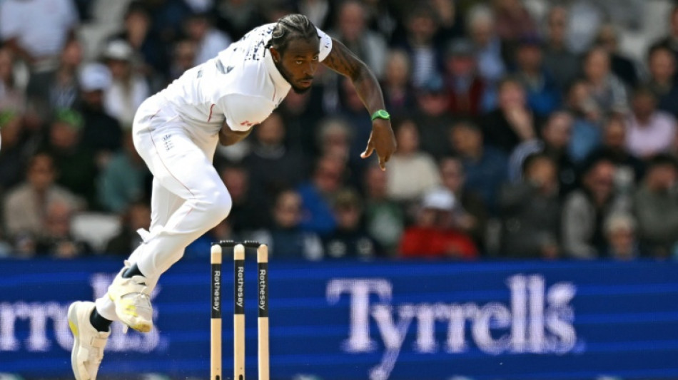  Archer double strengthens England's grip on first Test against Pakistan 