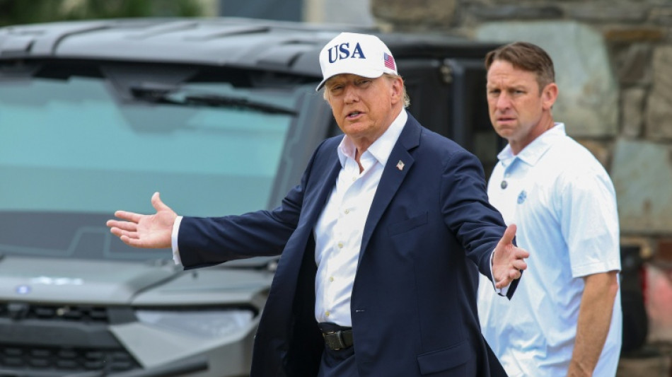  Trump chastises Zelensky over Russian refinery strikes during Ireland visit 