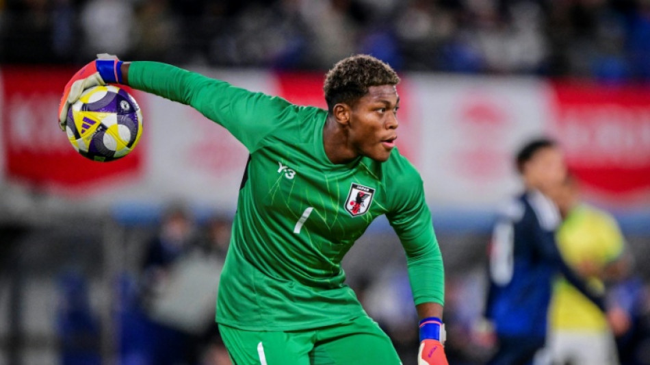  Japanese 'keeper Suzuki signs for Aston Villa  