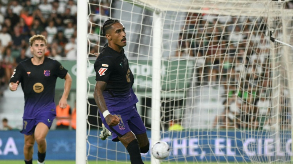  Raphinha, Lopez hit braces as Barcelona trounce Elche 