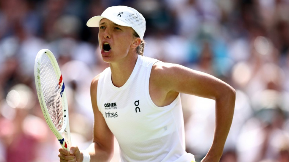  Defending champ Swiatek survives scare to reach Wimbledon second round 