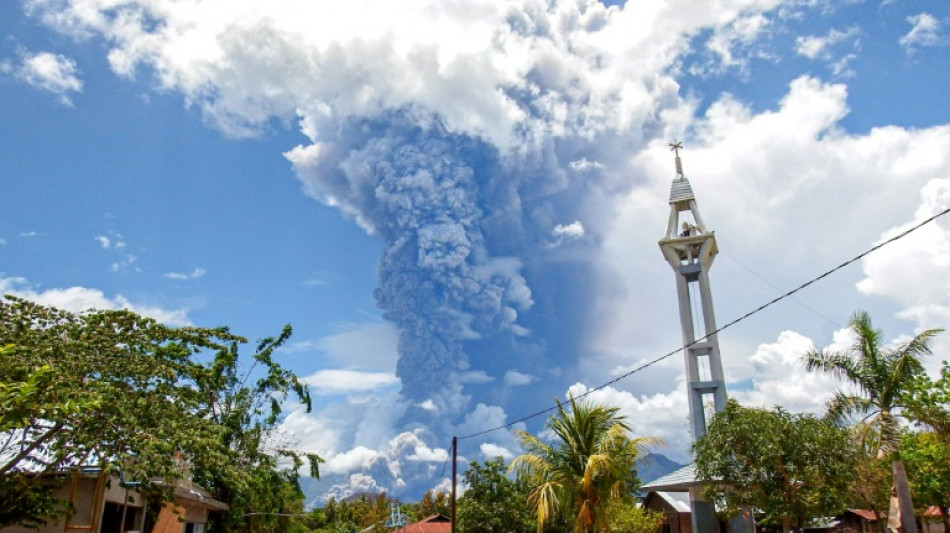 Indon&eacute;sie: nuage de cendres de pr&egrave;s de 8 kilom&egrave;tres dans une nouvelle &eacute;ruption du volcan Laki-Laki