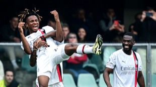 Milan vence Verona e se distancia da Juventus, que trope&ccedil;a com Genoa