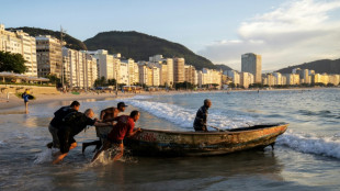 A Copacabana, plage embl&eacute;matique de Rio, les p&ecirc;cheurs artisanaux en qu&ecirc;te de rel&egrave;ve