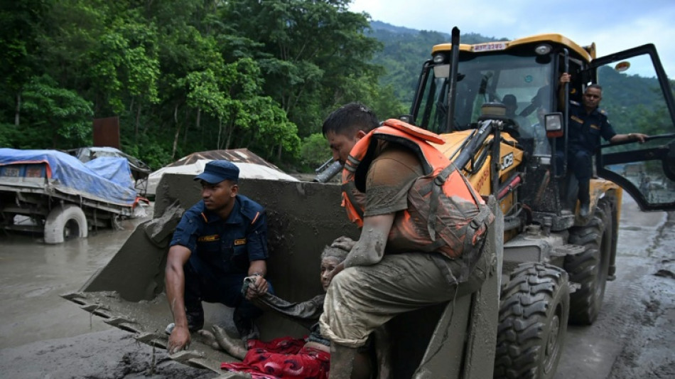  Enchente deixa ao menos 160 mortos e centenas de desaparecidos na fronteira sino-nepalesa 