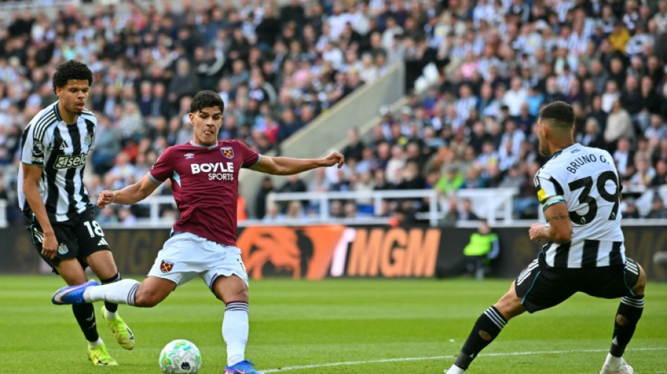  West Ham's Fernandes joins Spurs 
