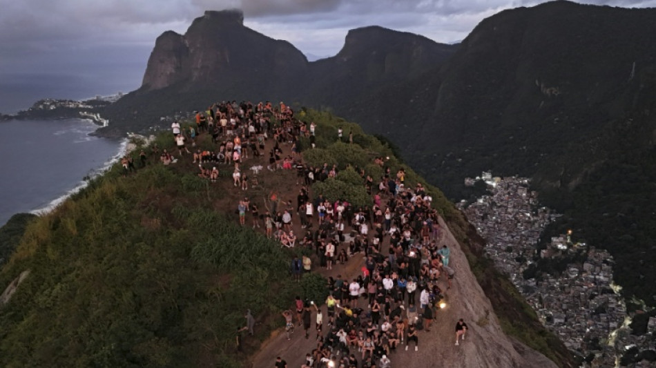  Tourists return to Rio viewpoint after shootout scare 