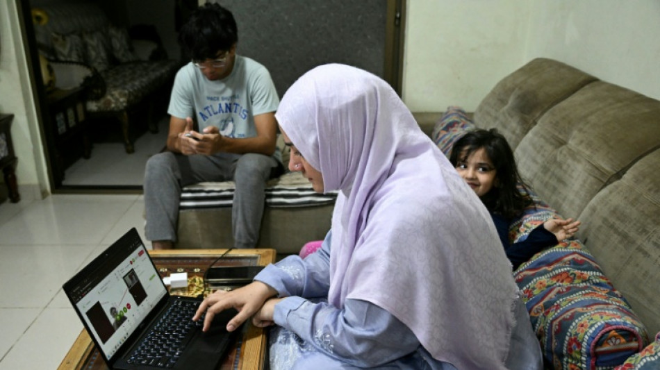  Going online helps Pakistan's women doctors back to work 