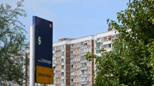 Mann an Wohnungsfenster in Rostock-Lichtenhagen mit &auml;tzender Fl&uuml;ssigkeit bespr&uuml;ht