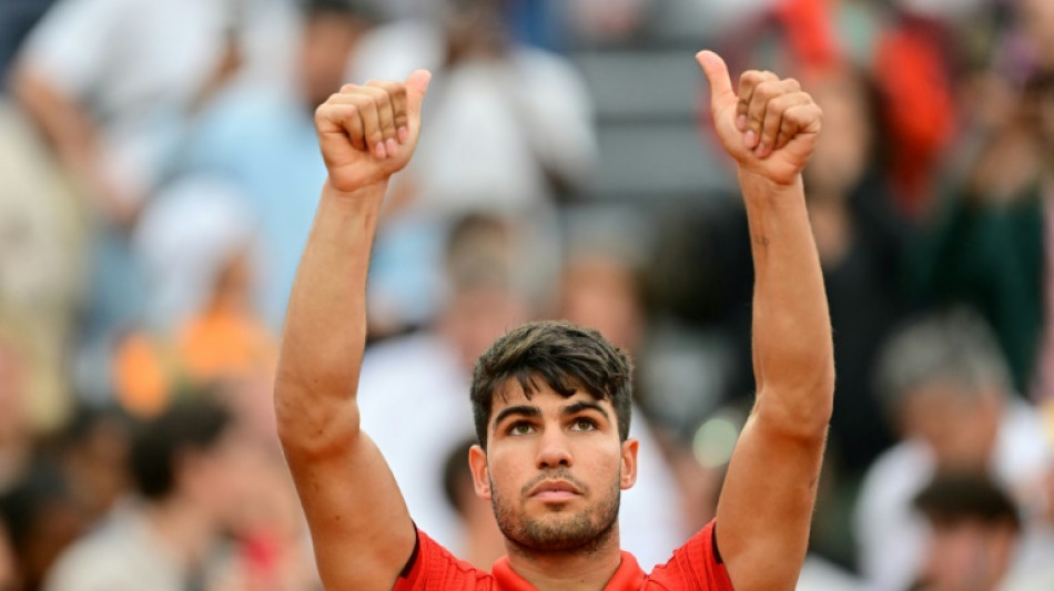 Alcaraz pasa a segunda ronda y se alista para el dobles con Nadal en Par&iacute;s