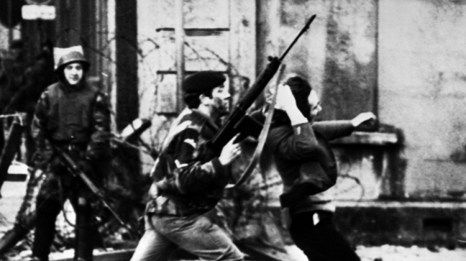  Julgamento de ex-soldado britânico que participou do 'Domingo Sangrento' de 1972 começa em Belfast 