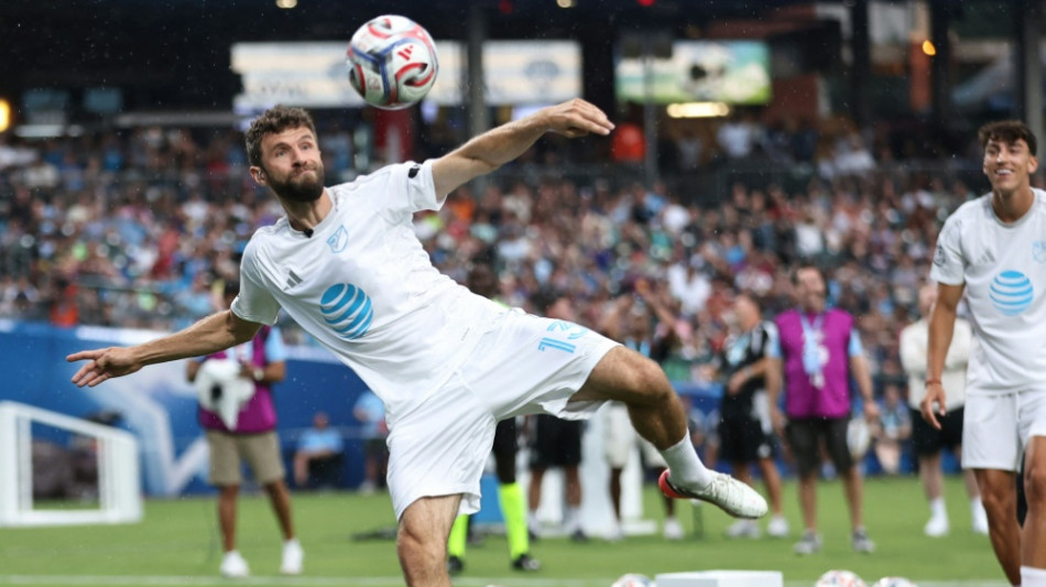  M&uuml;ller kr&ouml;nt sich zum K&ouml;nig der MLS-Shooting-Challenge 
