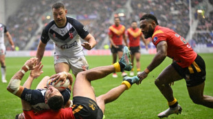 Five-star Makinson drives England into League semis
