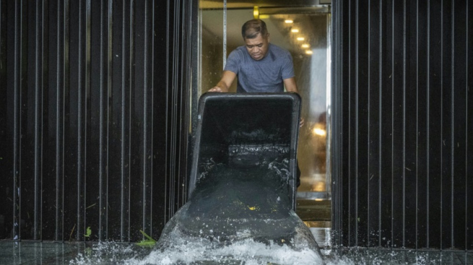  'Major' damage as super typhoon hits US islands 