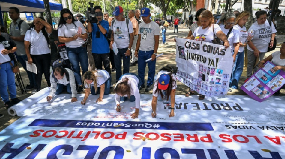  Manifestantes reclaman ante ombudsman traslados de presos pol&iacute;ticos en Venezuela 