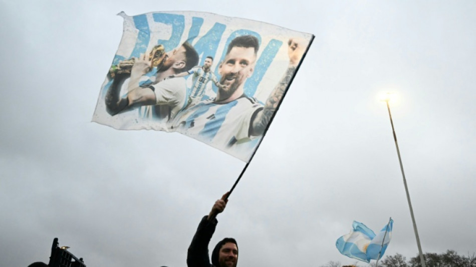  Sem Messi, 'Albiceleste' volta para casa e &eacute; recebida pela torcida argentina 