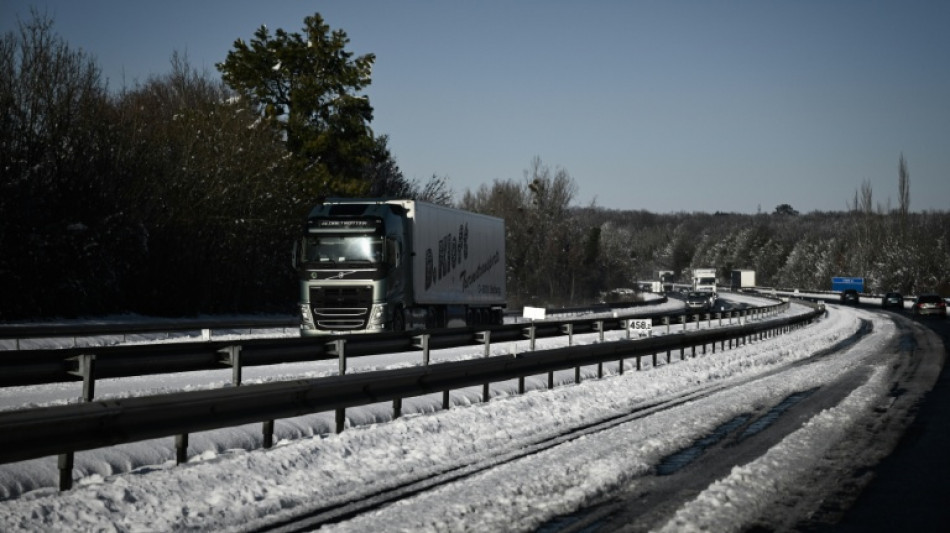 Bouchons routiers, vols annul&eacute;s, cons&eacute;quences de la neige sur le nord et l'ouest de la France