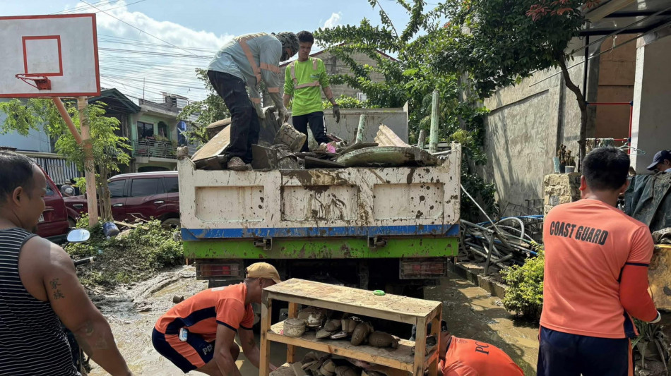 Media, 'Filippine evacuano 100 mila persone per super tifone'