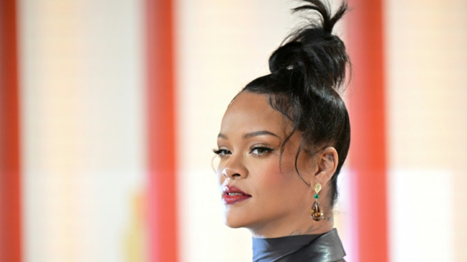 Mulher &eacute; presa por atirar contra mans&atilde;o de Rihanna em Los Angeles 