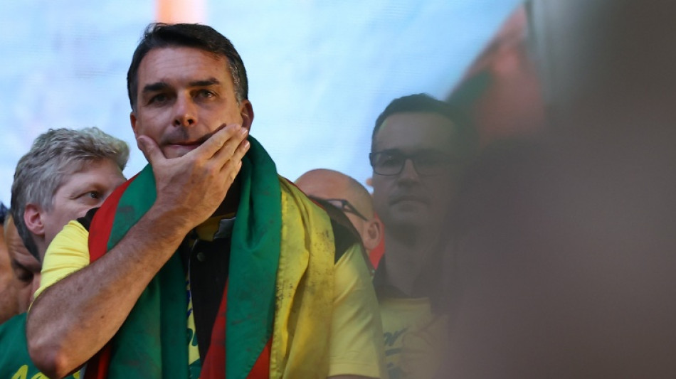  Fl&aacute;vio Bolsonaro faz breve escala no Equador ap&oacute;s fugir do Brasil 