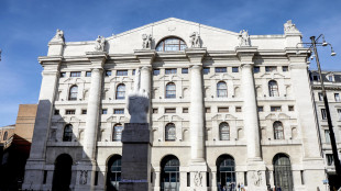 Borsa: Milano dimezza le perdite, Ftse Mib -0,37%