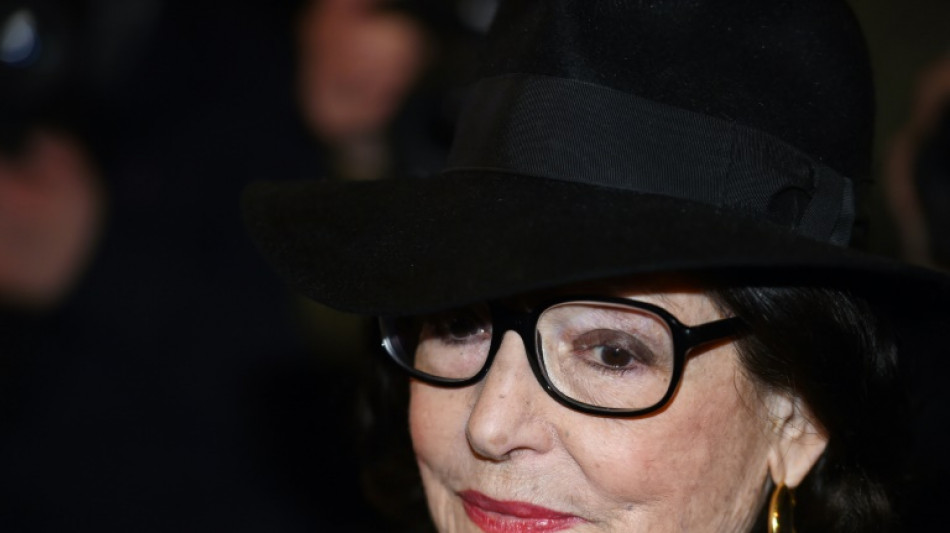 Des lunettes et des robes de Nana Mouskouri aux ench&egrave;res pour les h&ocirc;pitaux de France