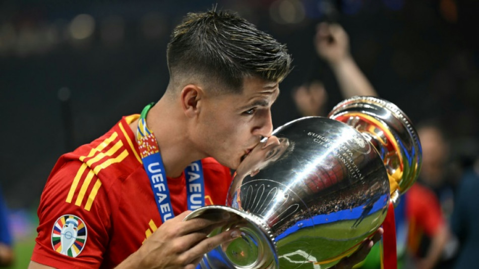 El futbolista espa&ntilde;ol &Aacute;lvaro Morata firma con el AC Milan