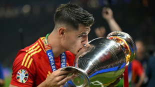 El futbolista espa&ntilde;ol &Aacute;lvaro Morata firma con el AC Milan