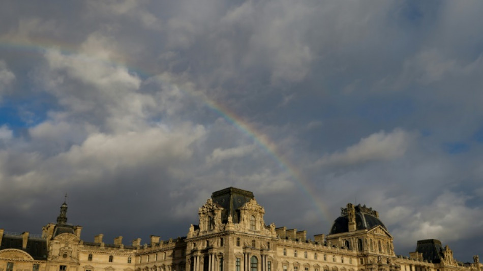  Louvre trade unions call for rolling strike next week 