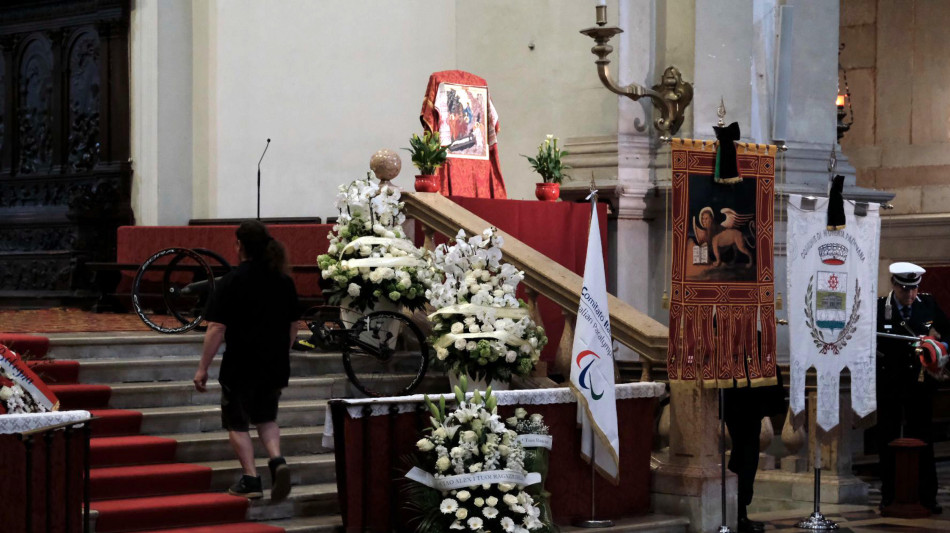  Si riempie la chiesa per i funerali di Zanardi, all'altare la sua handbike 