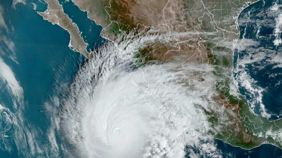 Hurac&aacute;n Norma se fortalece a categor&iacute;a 4 cerca de M&eacute;xico