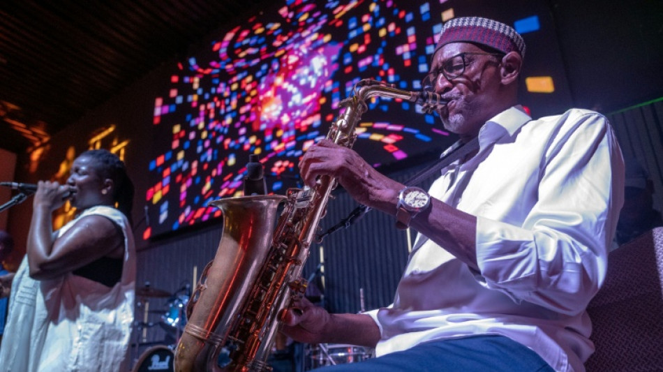  Apr&egrave;s un demi-si&egrave;cle, le mythique Orchestra Baobab parie sur une p&eacute;tillante nouvelle g&eacute;n&eacute;ration 