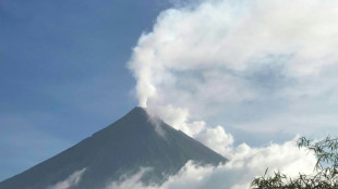 Philippines: un volcan crache cendres et gaz toxiques, des milliers d'&eacute;vacu&eacute;s