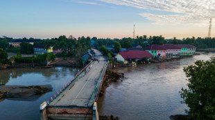 Militares auxiliam vítimas de inundações na Ásia, que provocaram mais de mil mortes