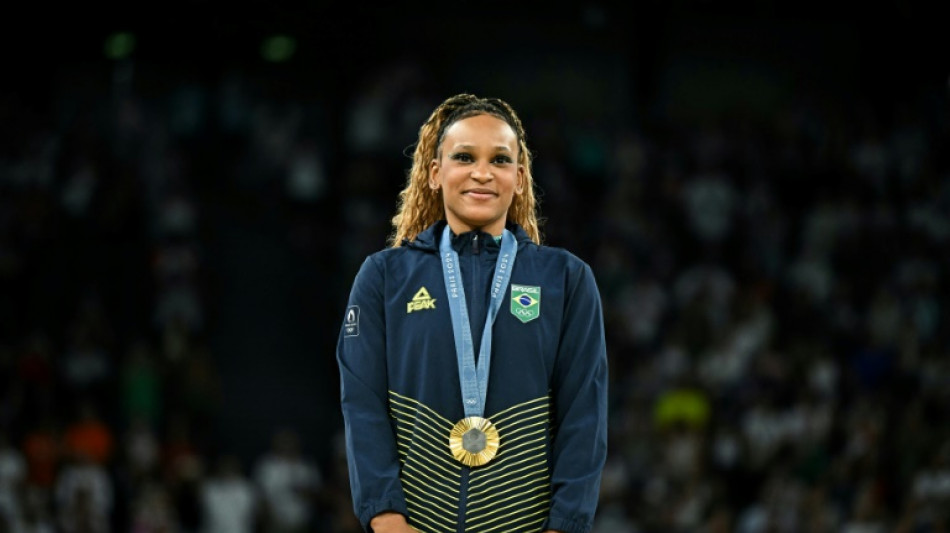 Rebeca Andrade &eacute; ouro no solo da gin&aacute;stica em dia de prata e bronze para o Brasil no surfe