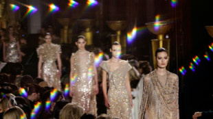 Elie Saab celebra noites douradas em Paris e IA invade desfile de alta-costura
