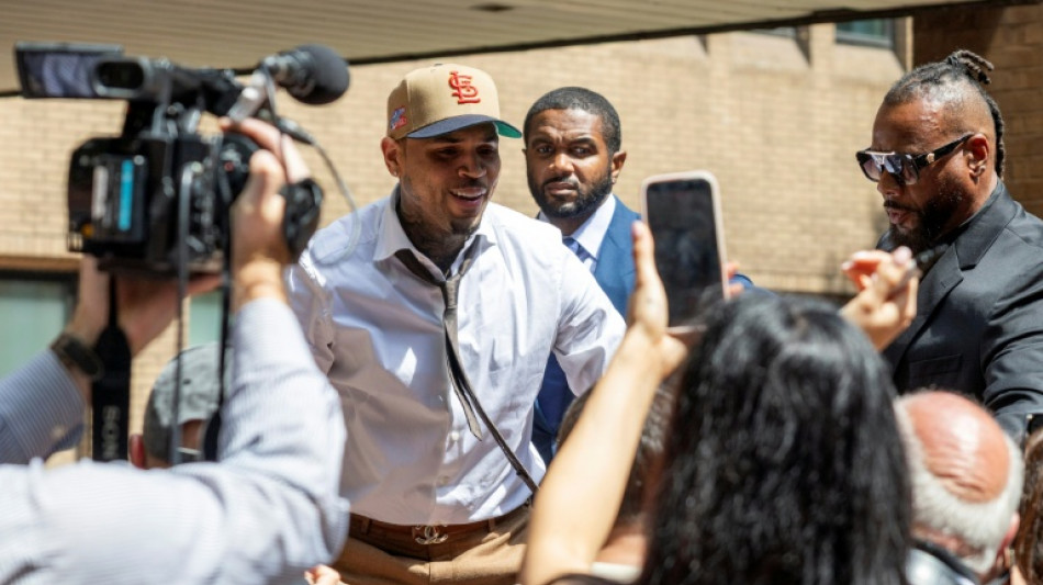  Royaume-Uni : le chanteur Chris Brown plaide coupable pour une rixe en bo&icirc;te de nuit et &eacute;vite un proc&egrave;s 